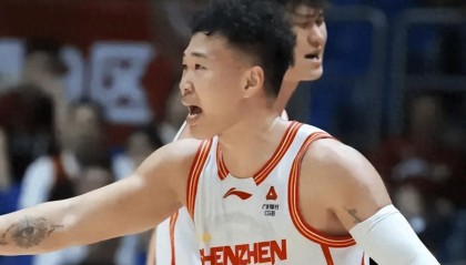 开云体育中心-浙深战争议哨！贺希宁三步上篮走步了吗？两位专家给出相同的解读
